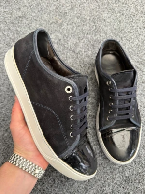 Lanvin uk10 marinblå - Säljer dessa sjukt feta lanvins! De är svarta! Uk10 som motsvarar 44-45! Skick 7,5/10 som bilderna! Nypris 5000kr mitt pris 1999 vid snabb affär går ja ner i pris!🤩