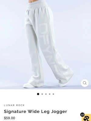 Vida mjukisbyxor från DFYNE - Snygga mjukisbyxor i färgen Lunar Rock från DFYNE med breda ben och elastisk midja. Byxorna har stort tryck längs benet, sidofickor och bakficka. Jag säljer då dem är alldeles för långa för mig, jag är 162 med korta ben och lång överkropp. På hemsidan är dem just nu slutsålda och dem är i storlek S💕