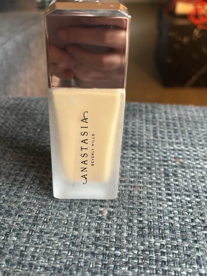 Foundation Anastasia Beverly Hills 3W0 - Foundation från Anastasia Beverly Hills i nyansen 3W0. Kommer i en stilren glasflaska med silvrigt lock och svart text. Flytande formula som ger en naturlig finish. Perfekt för dig som vill ha en jämn och fräsch bas. Köpt den för 580 på kicks.