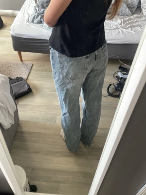 Ljusblå raka jeans - Säljer ett par ljusblå jeans med rak passform och hög midja. Perfekta för en avslappnad och trendig look. Aldrig använda!