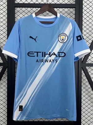 Manchester City matchtröja Puma - Snygg ljusblå Manchester City matchtröja från Puma med vita och mörkblå detaljer. Tröjan har klubbmärke på bröstet, sponsorlogga och vita ränder diagonalt framtill. Perfekt för fotbollsträning eller att bära på läktaren.    Finns i olika storlekar!!! Pris kan diskuteras!!!