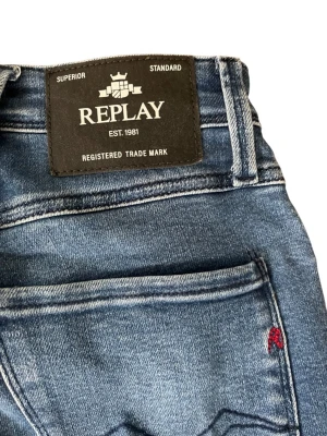 Replay jeans  - Säljer ett par slim fit jeans från replay, jeansen har storleken W30 L30 men skulle säga att dom sitter som W32 L31-L32                        Måtten på jeansen:                            Midjevidd: 44cm  Studsvidd: 53cm Innerbenslängd: 76cm                                              Jeansen är knappt använda eftersom dom är för stora för mig. Skriv gärna vid funderingar om storlek eller skick.