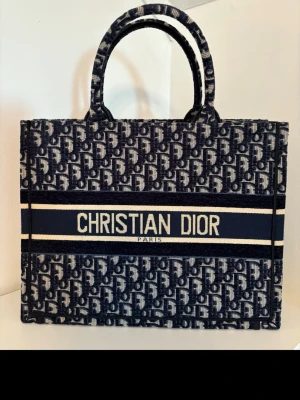 CD  - en snygg shopping väska . passar till alla outft. 