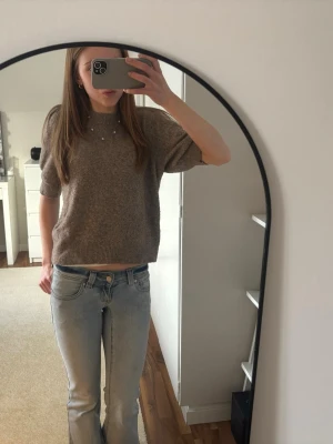 Brun kortärmad stickad tröja - En brun kortärmad stickad tröja från Vero Moda i storlek S. Jätteskönt matrial och är i bra skick.