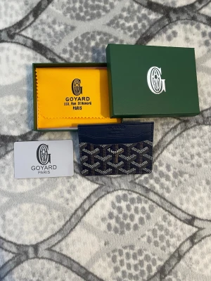 Plånbok  - Jag säljer en mörkblå plånbok 