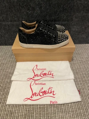 Christian Louboutin skor  - Hej, säljer nu dessa svin snygga Christian Louboutin. Skorna är i okej skick! Begränsat antal boxar och dustbag. Hör av dig vid frågor. Har extra nitar! 