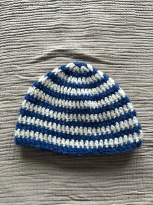 Virkad mössa - Egentillverkad virkad mössa i vitt och blått garn. Tvättas i max 30 grader