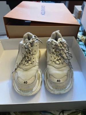 Balenciaga Triples - Snygga Balenciagas köpta för några år sen tyvärr inte kommit till användning använt Max 5 gånger för flera år sedan ( äkta så klart