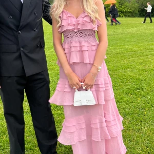 Rosa Balklänning - Säljer min balklänning som är i superfint skick. Har sytt in den vid bröstet för att inte få lika djup uringning som enkelt går att sprätta upp. Har inte sytt upp klänningen på längden, jag är 170cm och har klackar på bilderna🫶🏼