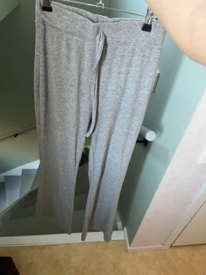 Mjukis legging  - Ljusgråa mjukis leggings. Om man vill ha fler bilder på plagget (på eller andra vinklar) är det bara att säga till så fixar jag det. Har snören men bara som detalj. Lite långa men om du är lång är dessa perfekt 