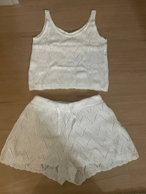 Ett sett med linne och shorts i vitt från Cubus🥰 - Supersöt vit stickad linnetopp från Cubus med snyggt hålmönster i sicksack samt ett par shorts i samma mönster.Orginalpris är 249kr💕säljer då det inte kommer till användning. Skriv för mer bilder eller frågor❤️