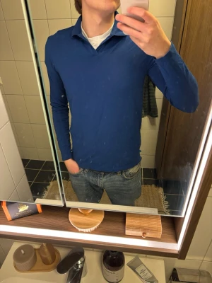 Blå långärmad skjorta med krage från Riley - Blå långärmad pikétröja från Riley, size M. Jag är 187cm och 75kg