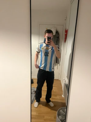 Jeans - Jag säljer ett par schyssta jeans från 157 som är väldigt stiliga och passar väldigt bra nu till hösten. Säljer dem för 100kr bara så hör av dig om du har några funderingar. :)