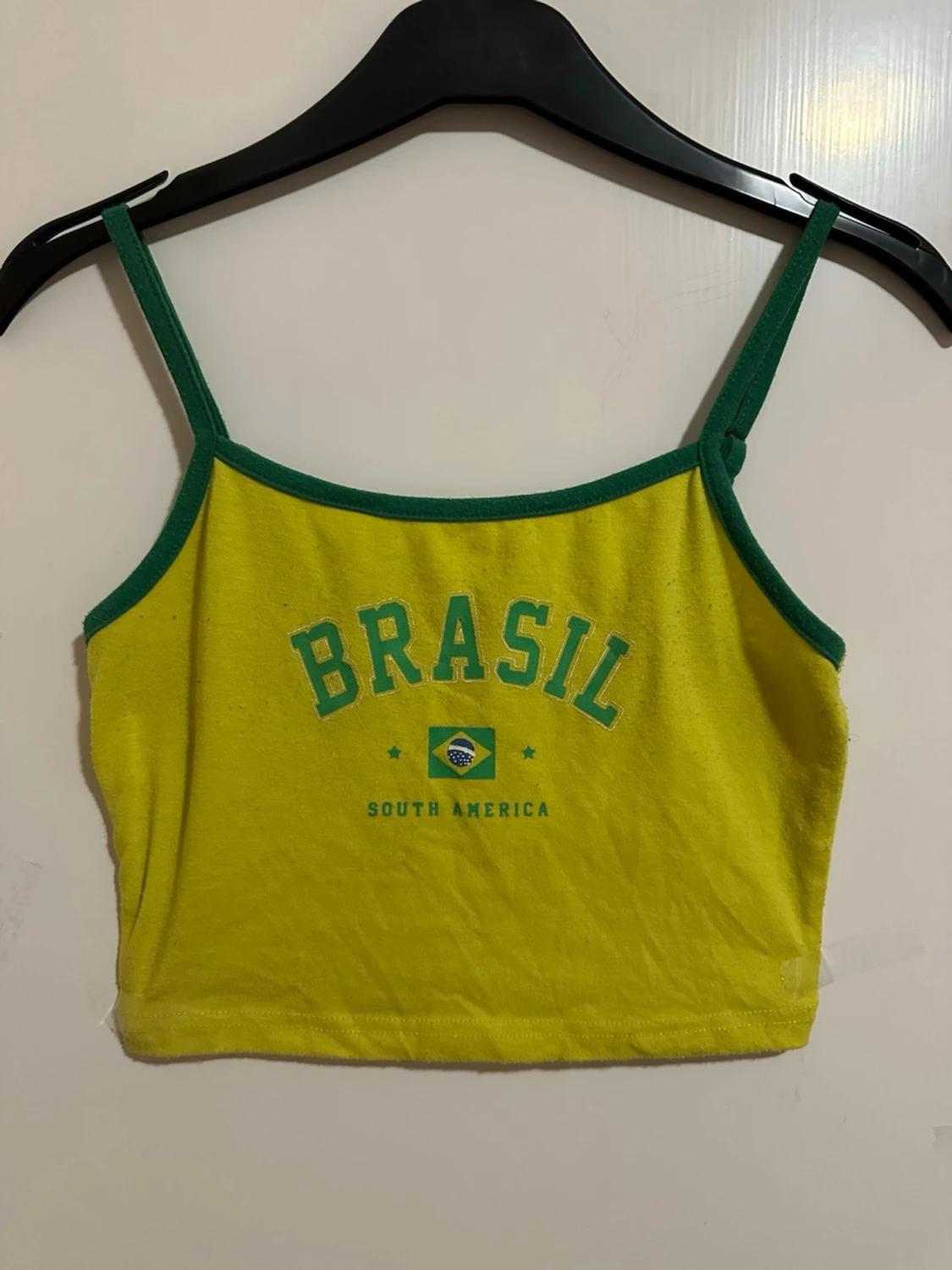 Gul Brasil linnetopp med gröna detaljer storlek: S