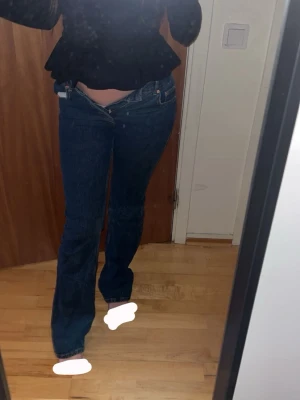 Mörkblå bootcut jeans - Säljer ett par mörkblå bootcut jeans med klassisk femficksdesign.  (förlåt för oklar bild på jeansen, de är för små så kunde inte riktigt få fram hur de såg ut på)  storlek 34 men skulle säga att jag rekommenderar för en med storlek 32 då jag brukar ha 34 men dessa passar inte mig❤️pris kan diskuteras