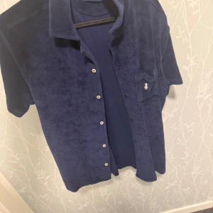 Ralph Lauren terry skjorta - Skön Piké/skjorta ifrån ralph lauren, nypris 2000 kr helt nyskick, använd nån enstaka gång.