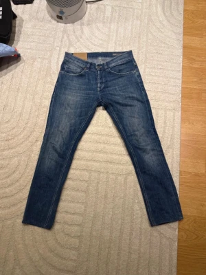 Dondup George Jeans - Mörkblåa Dondup George Jeans - Skick: 9/10 super fint skick inga defekter - Storlek: W29 fits more W28 Midja: 38cm Längd 88cm - Pris: 699kr - Kom DM vid fler bilder eller funderingar🥰