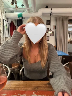 Grå ribbstickad croppad tröja - Trendig grå stickad tröja från Shein med croppad passform och breda, långa ärmar. Tröjan har en snygg sweetheart-urringning och är ribbstickad i mjukt material. I storlek S💞