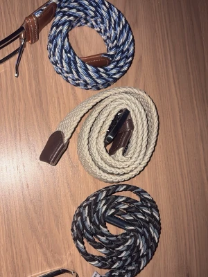 Flätade bälten i olika färger - 200kr styck förutom det längst till vänster 100kr