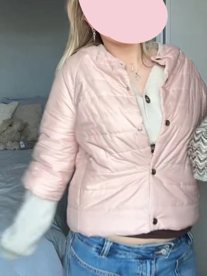 Herno liknande jacka  - Säljer en herno liknande ljusrosa trekvartsärmad jacka 