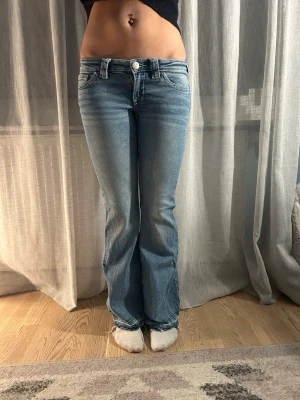 Gina jeans - Säljer dessa jeans från gina young då de är för korta för mig! Storlek 156/164. Har tagit bort sömmarna längst ner vilket jag tycker är en cool detalj! 