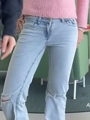 Ljusblå ripped jeans  - Säljer de jätte virala och trendiga jeansen från nelly i bra skick! Ett par bootcut ljusblå jeans med slitna detaljer vid knäna. Jeansen har klassisk femficksdesign och låg midja. Perfekta för en avslappnad och trendig look.