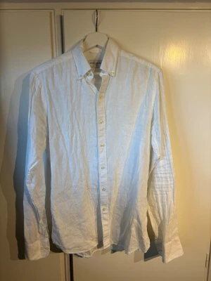 Vit linneskjorta från John Henric - Vit skjorta från John Henric i linne. Skick 8/10, skrynklig pga nytvättad men bara att stryka. Storlek: 37, passar xs/s. Bara att fråga om det är något!