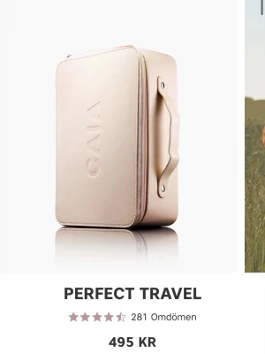 Caia necessär - Rymlig necessär med måtten 28x18x10. Är använd och därav smutsig. Ljuset fångar färgen orättvist men den är rosa precis som produktbilden visar.