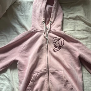 Ljusrosa peak performance tröja - Säljer denna ljusrosa peak performance tröjan då den inte kommer till användning längre. Skriv för fler bilder💕