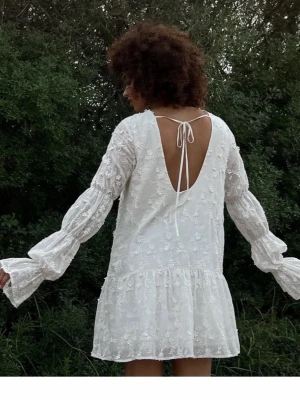 Student klänning NAKD  - Finaste sommar klänningen!!! Som funkar utmärkt till student eller konfirmation❤️❤️min älskade konfirmations klänning!! Super fint skick, nypris är 700 kr❤️❤️❤️