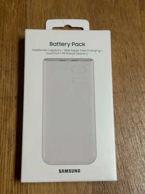 Samsung 10 000mAh Powerbank Vit - Samsung powerbank med 10 000mAh kapacitet och 25W super snabbladdning. Utrustad med dubbla portar och stöd för PD Power Delivery. Stilren och kompakt design i vit färg, perfekt för att ladda mobilen och andra enheter på språng.