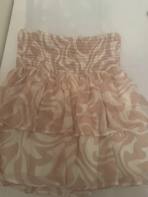 Volangkjol vit/rosa - Säljer en supersöt kort volangkjol i vit och rosa som inte kommer till användning. Märket är Kappahl.