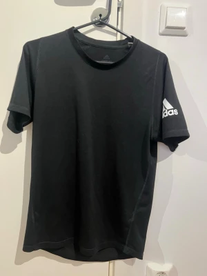 Adidas träningströja i storlek XS - T-shirt från Adidas Freelift. Enkel och snygg i fint skick.
