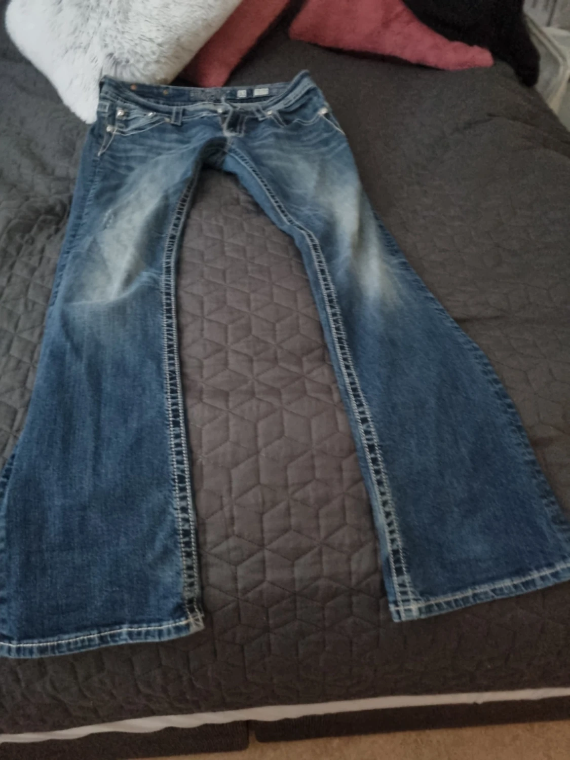 Blå bootcut jeans med broderi från miss me  - 1
