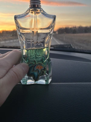 Jean Paul Gaultier Paradise Garden parfym - Cirka 40%kvar storleken är 125ml har ej boxen kvar så fraktar den i le male le parfym boxen.