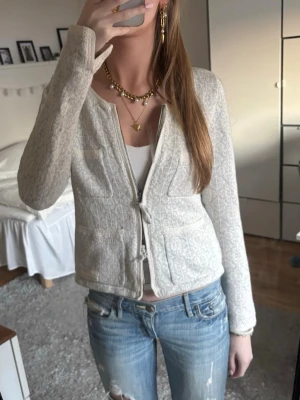 Ljusgrå odd Molly kofta - Så fin ljusgrå mönstrad kofta från Odd Molly💕Den har två dragkedjor så man kan bära den på olika sätt