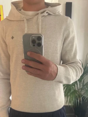 Beige stickad hoodie från Morris - Snygg beige stickad hoodie från Morris . Köpt för 2000kr på Morris Stockholm. Storlek M men passar även S