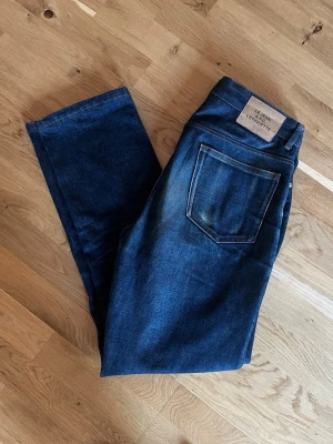 Apc jeans - Säljer ett par mörkblåa jeans från apc, ny pris är ungefär 2000 medans mitt pris är 799! De har inga skador, hör av er vid minsta fråga!