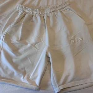Vita Nike Air shorts med broderad logga - Jordan shorts
