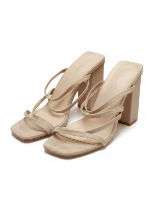 Beige pumps med blockklack och remmar - Säljer ett par stilrena beige pumps. 