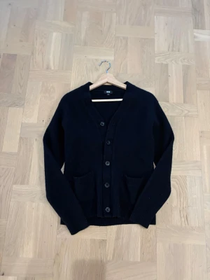 Mörkblå stickad ullcardigan  - Tjena! Säljer min ullkofta från uniqlo | Skick: Mycket bra | Size: Xs fits S | Säljer pga att den blivit för liten | Skriv för minsta lilla!