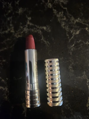 Clinique Dramatically Lipstick I nyansen Shy - Clinique Dramatically Lipstick i nyansen Shy. Nytt, enbart testat 1 gg och sen avtorkat med Alcogel. Nypris är 299 kr