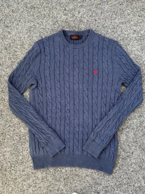 Morris tröja | XS - Sjukt snygg Morris tröja | Storlek S | ljusblå | mycket bra skick | kabelstickad | hör av er vid minsta lilla fundering eller fråga! 🤩 Mvh Arctic 