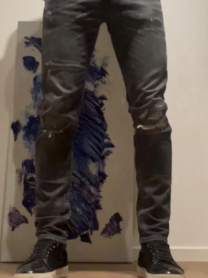 Diesel jeans slimfit - Tja! Säljer dessa snygga slim jeans från Diesel, med slitningar och storlek 29/30. Jag är 177cm lång på bilden och den passar väldigt bra!