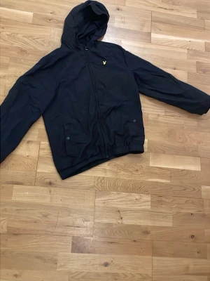 Lyle scott vind/regnjacka 14/15 år XS - Den passar inte mig mer. Jag köpte den för 1000 kr direkt från kids brandstore men jag använde den nästan aldrig så den är i riktigt bra skick.
