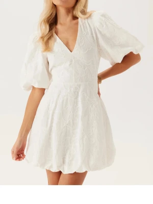 Vit studentklänning från bubbleroom - Superfin vit kort klänning från bubbleroom som säljes då retur tiden har gått förbi. Den är endast testad och har prislappen kvar. Ny pris: 899kr