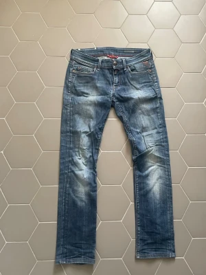Replay jeans  - Säljer ett par schysta replay jeand med en skön fade och snygga brodering 