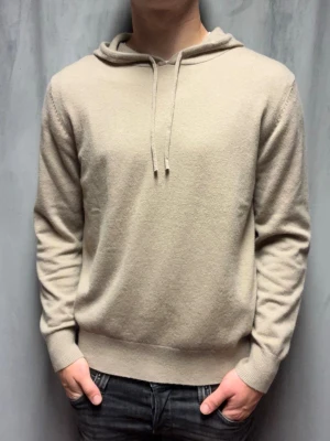 Kashmir/Merino hoodie - Beige Kashmir/Merino hoodie! Storlek M! Modellen är 177cm lång, passar längre! Endast testad, därför toppskick, inga defekter alls! Hör av dig vid frågor!🌟