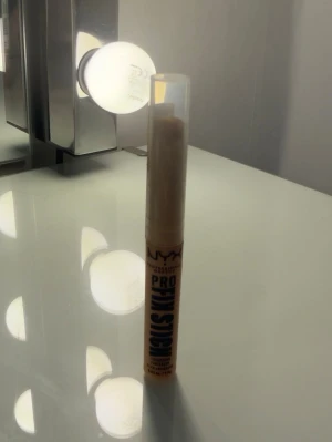 NYX Pro Fix Stick Concealer - NYX Pro Fix Stick Concealer i en ljus beige nyans. Kommer i en smidig stiftform med genomskinligt lock, perfekt att ha i väskan.  Färgen 06 Natural💞