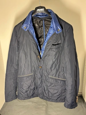 Massimo Dutti Jacka med innerväst - Tja, säljer en jacka från Massimo Dutti. Storlek M. Skick 8.5/10, sparsamt använd. Pris 379 men kan diskuteras. Fraktar samma dag, hör av dig vid frågor!